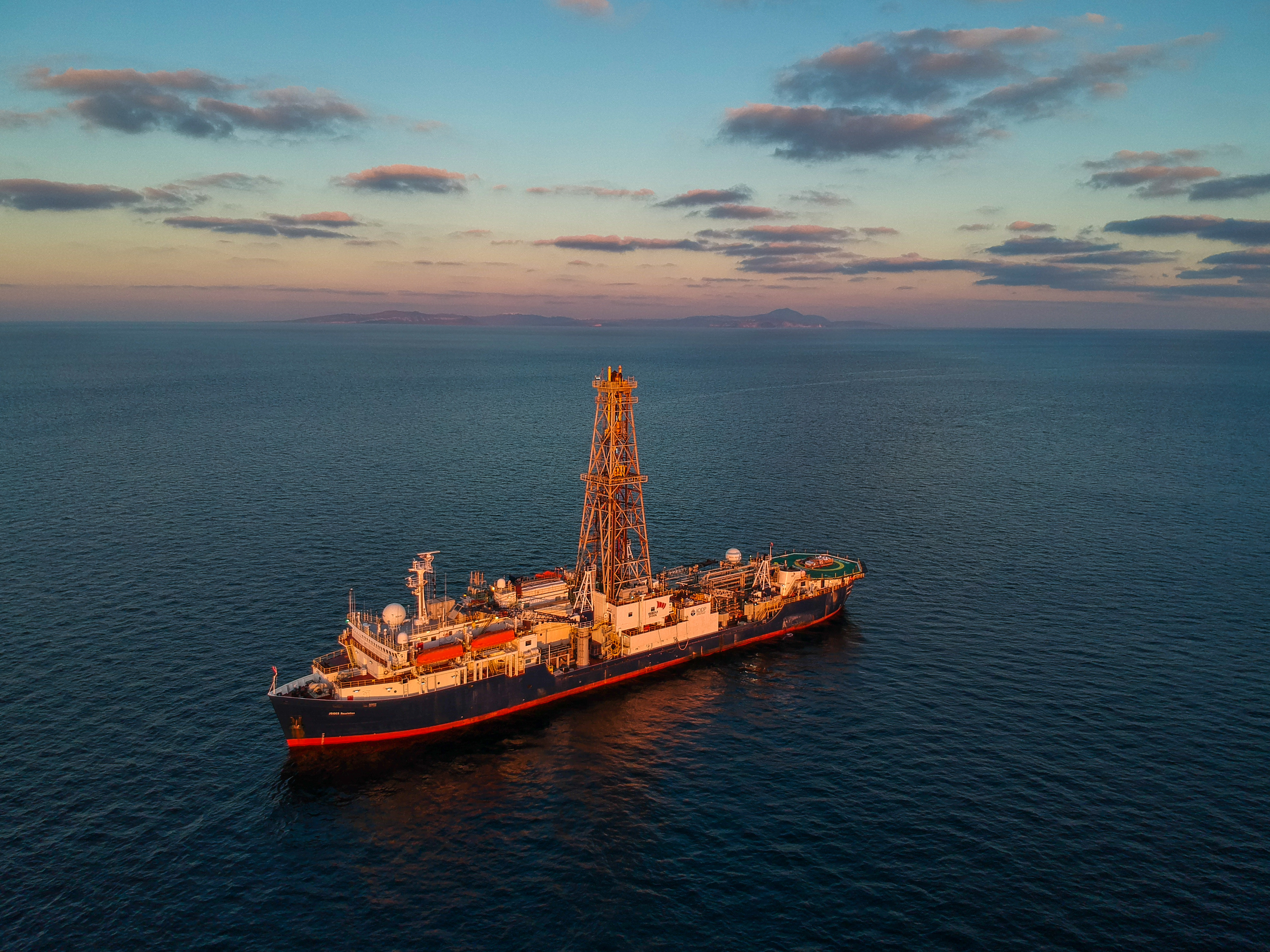 Giant offshore pumice deposit records a shallow submarine explosive eruption of ancestral Santorini
