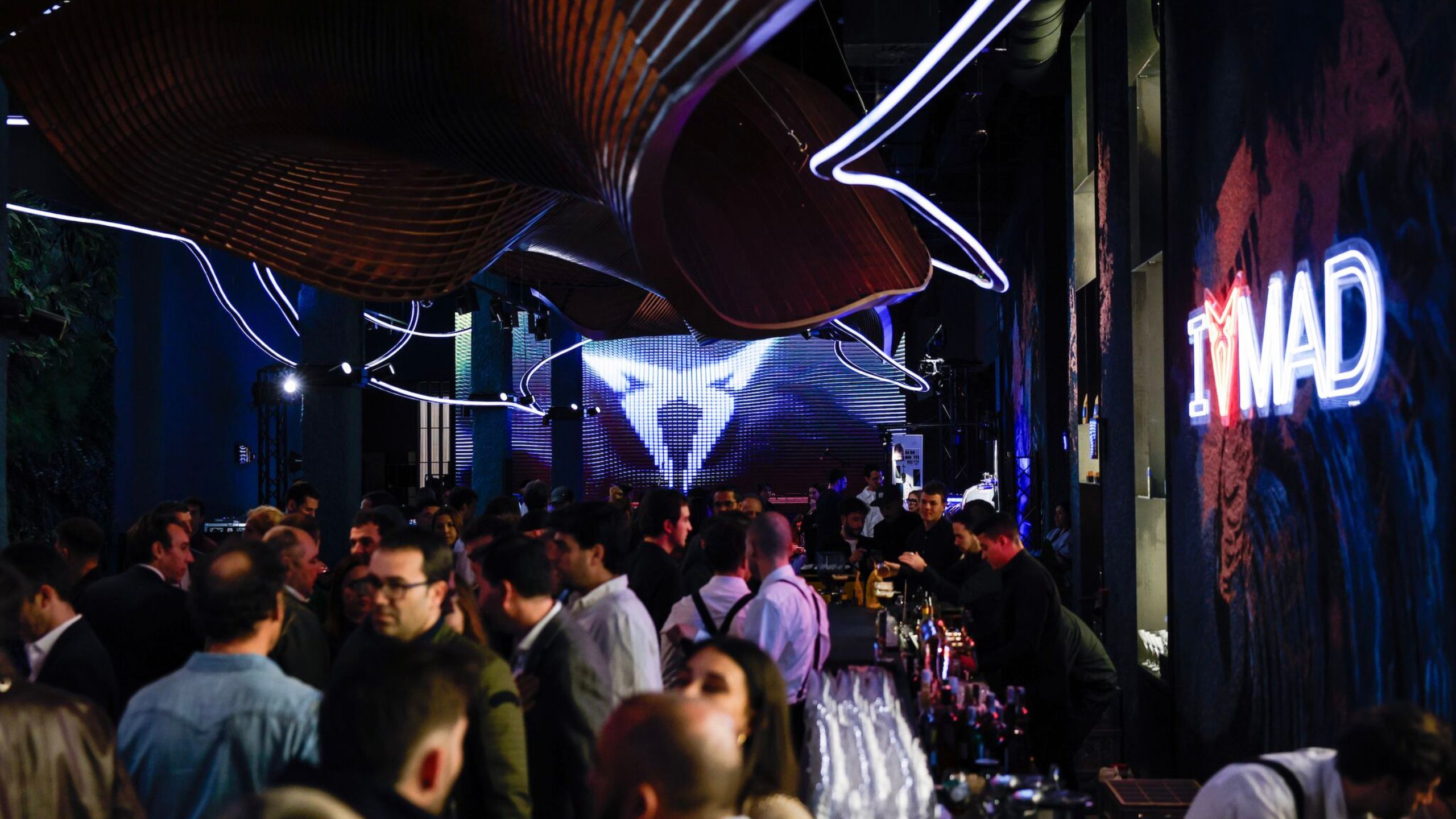 Cupra City Garage has been equipped with the most advanced audiovisual technology, strategically distributed in various areas of the venue. 