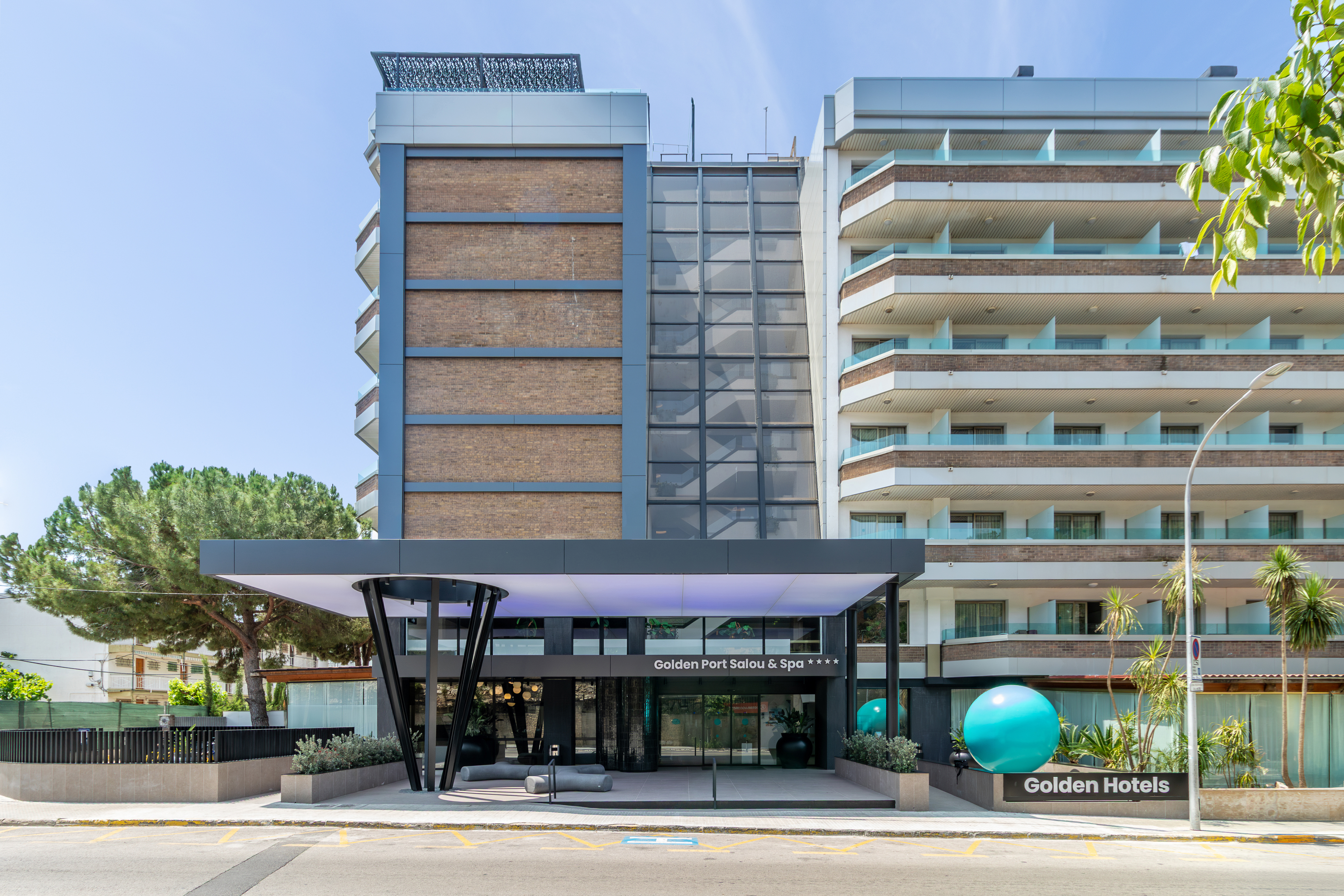  La cadena hotelera Golden Hotels & Experiences apuesta por la arquitectura lumínica con una marquesina digital integrada en el techo del Hotel Golden Port Salou & Spa