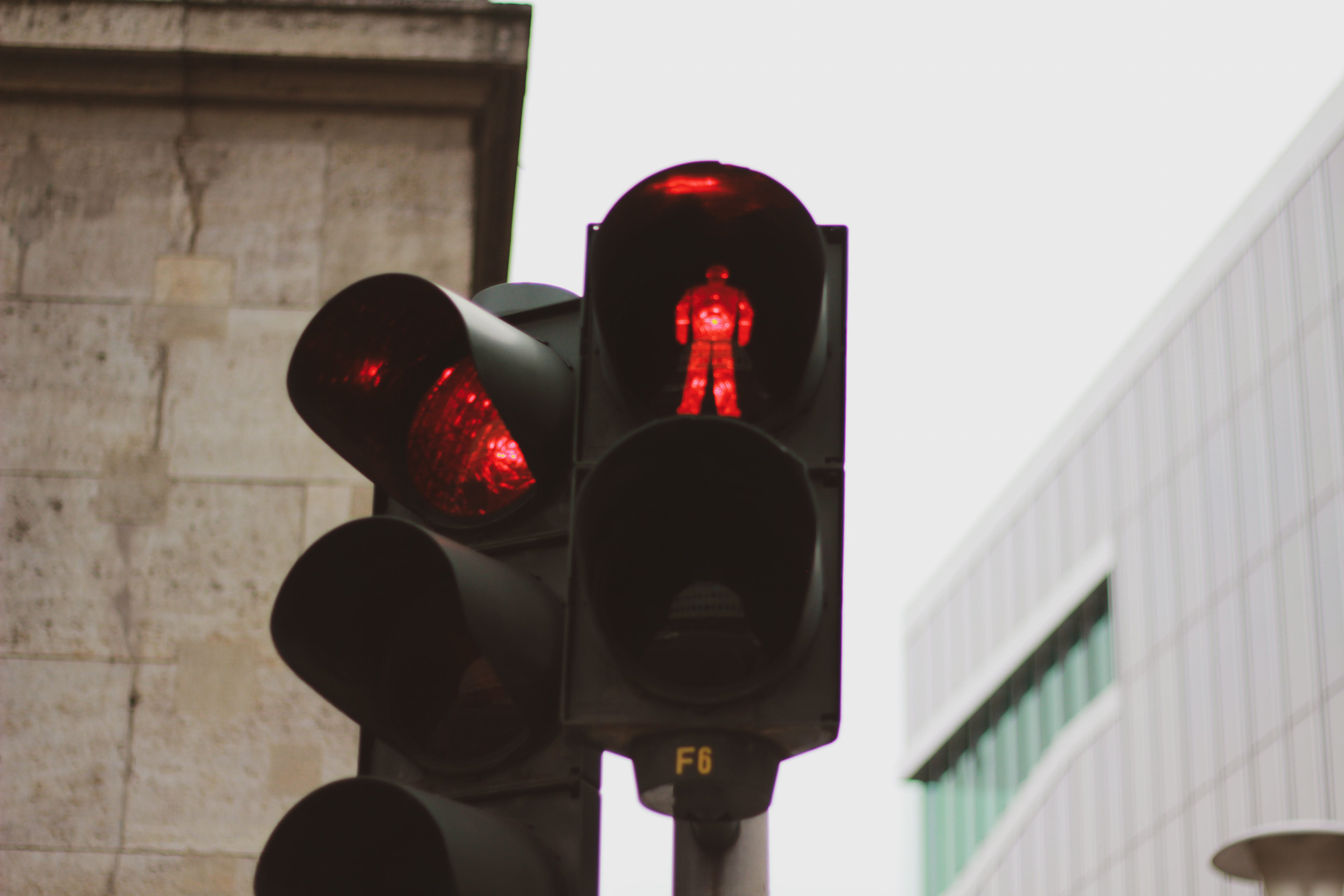 Motivated decision making strategies: Can rewards help us deal with conflict?