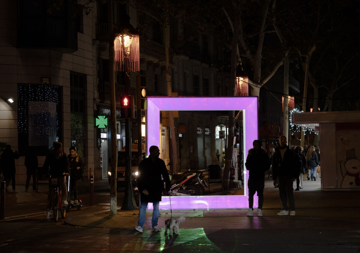 Two luminous artistic sculptures created by Maurici Ginés are illuminating the Three Kings Fair at Gran Via, Barcelona
