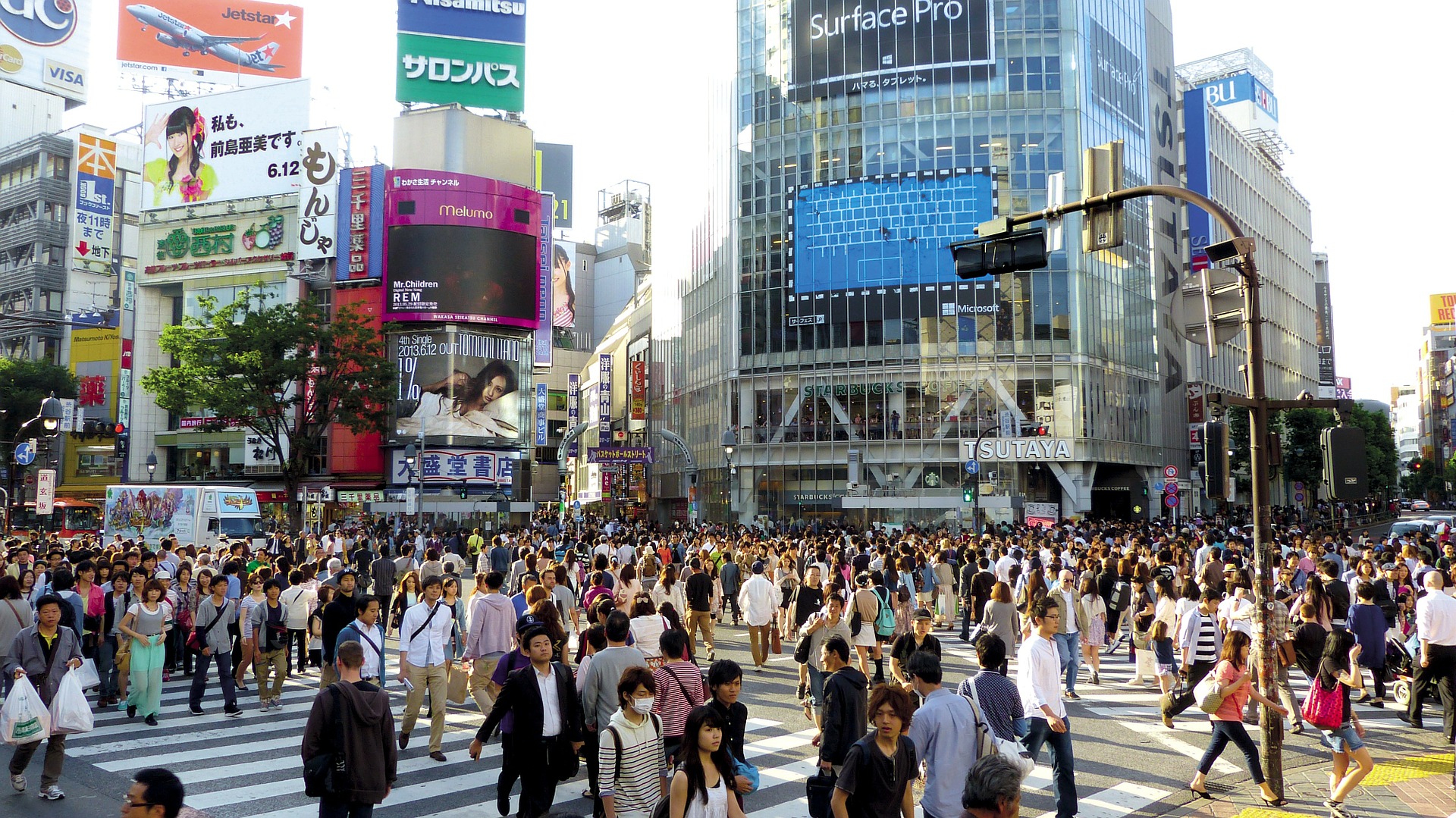 How do humans make decisions as a crowd? Disentangling group dynamics through computational cognitive modelling