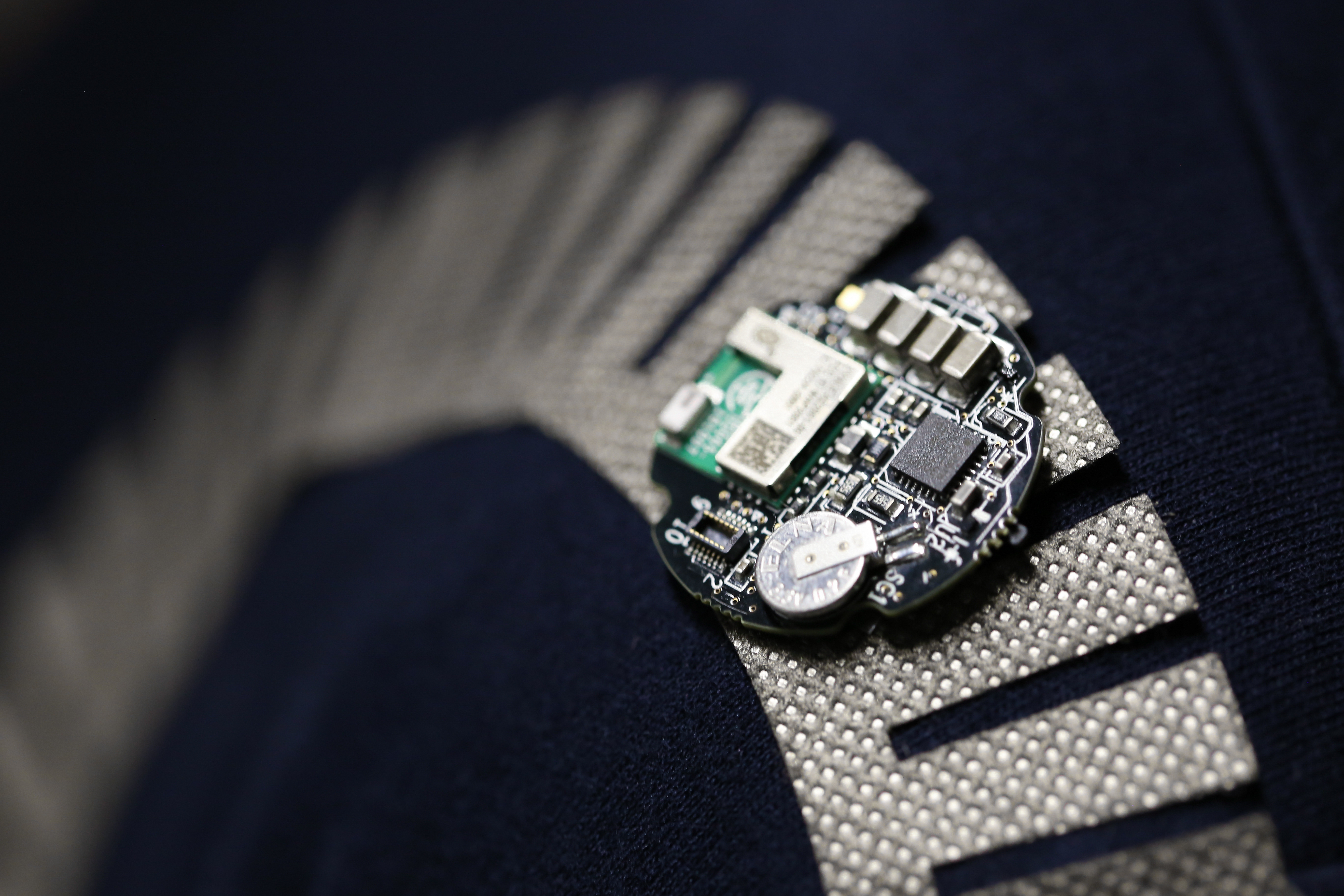 Metamaterial textiles connect wireless wearable sensors