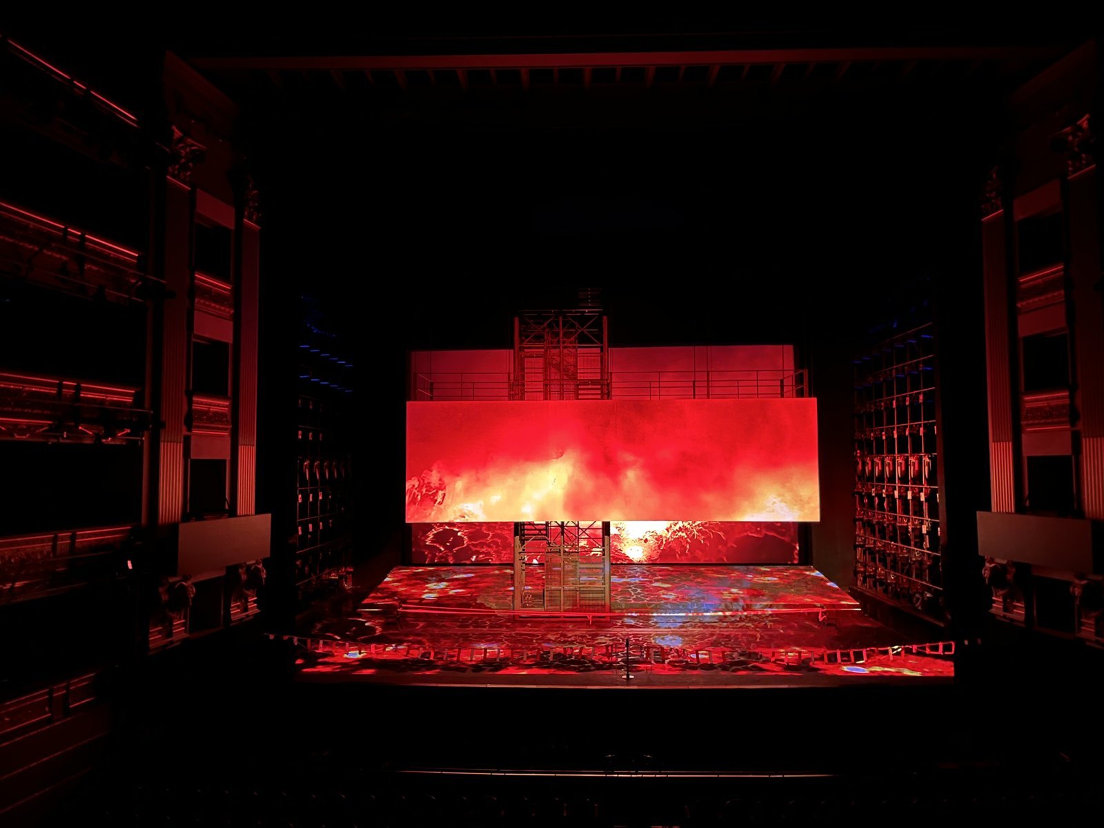 La Ópera de Madrid confía en la proyección láser RGB para deleitar a su público con visuales impactantes