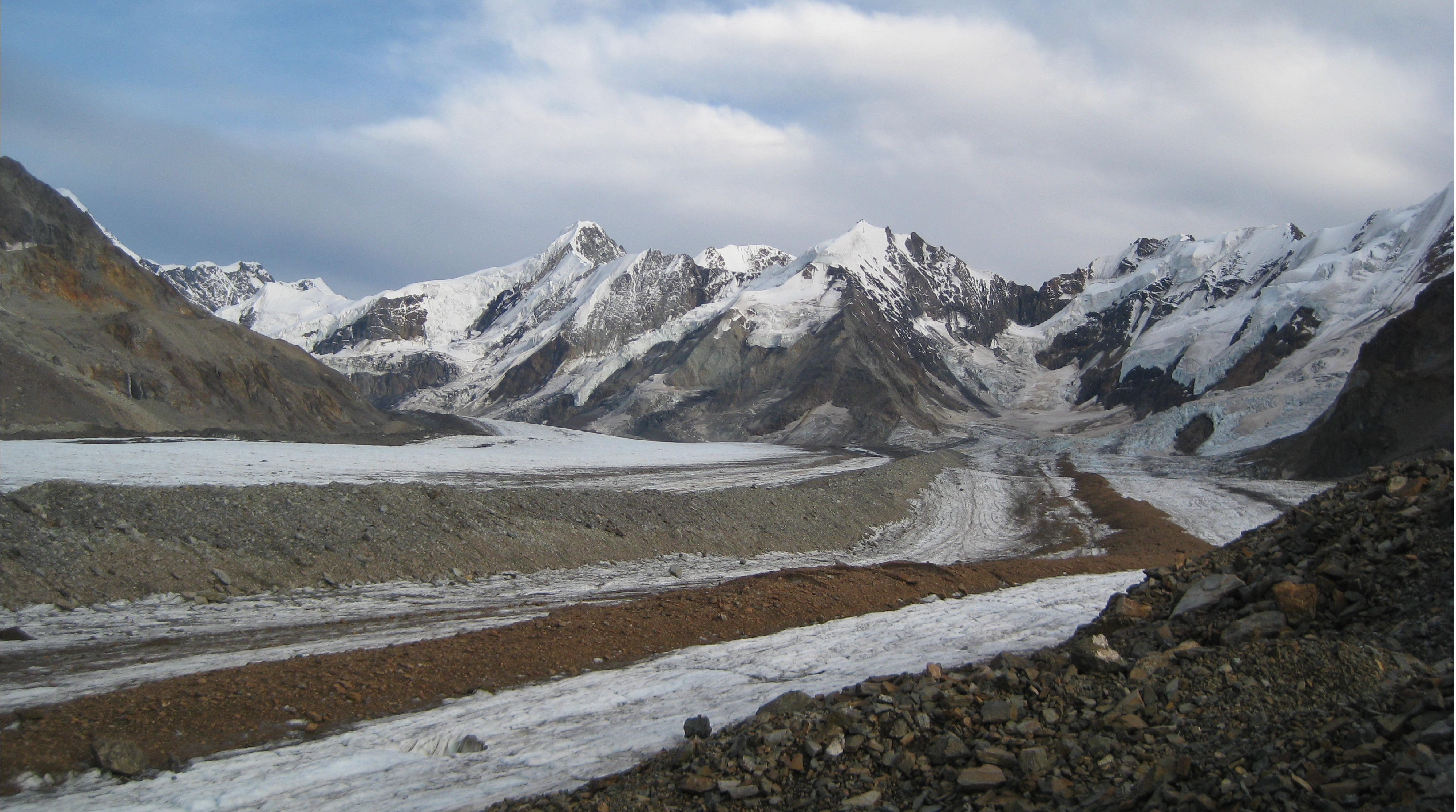 Rocks catching a ride out of the mountains on a glacier might be keeping sea level rise a little lower than expected