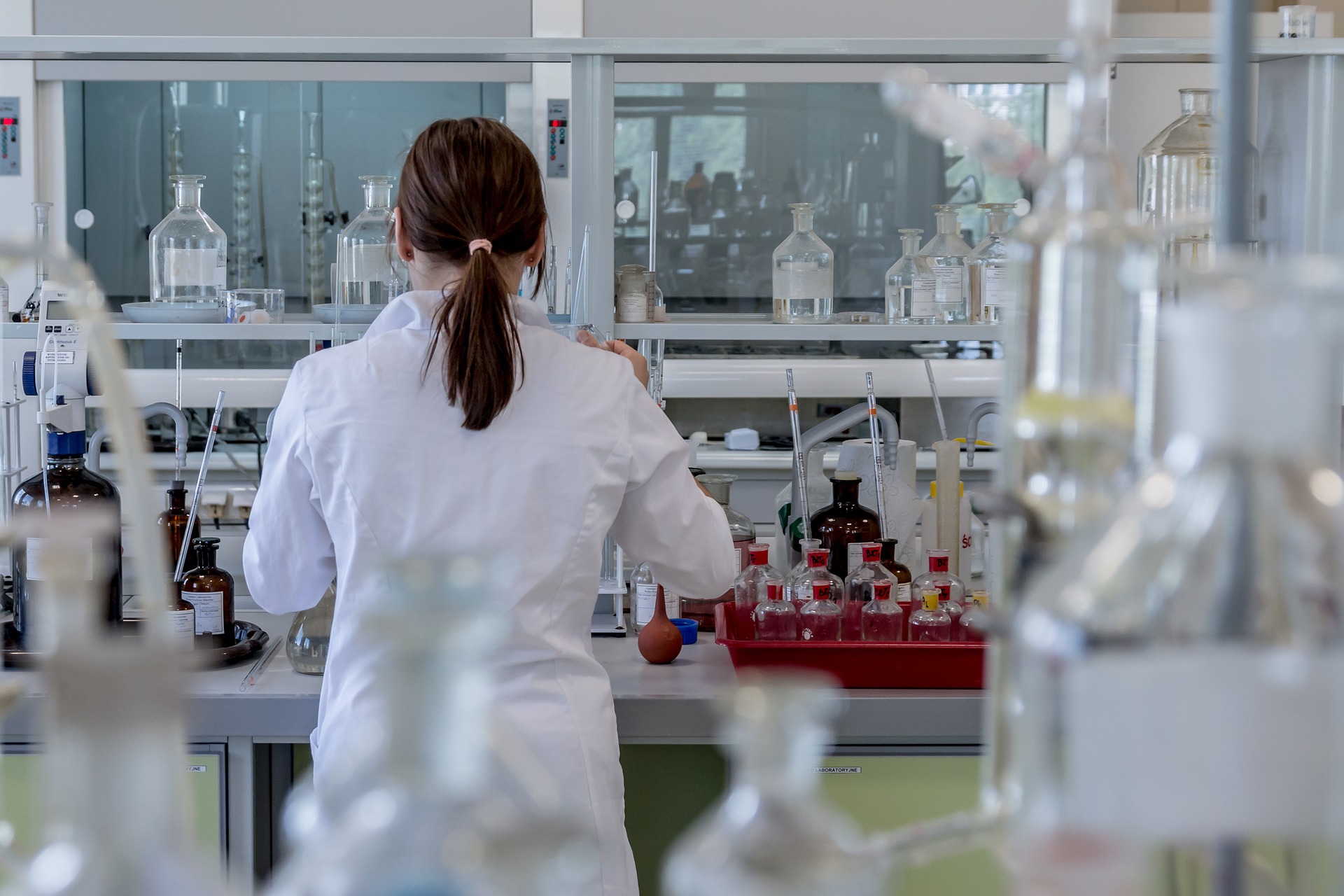 Integration between university teaching and academic research: Why are we “experimental scientists” in our labs but not so much in our classrooms?