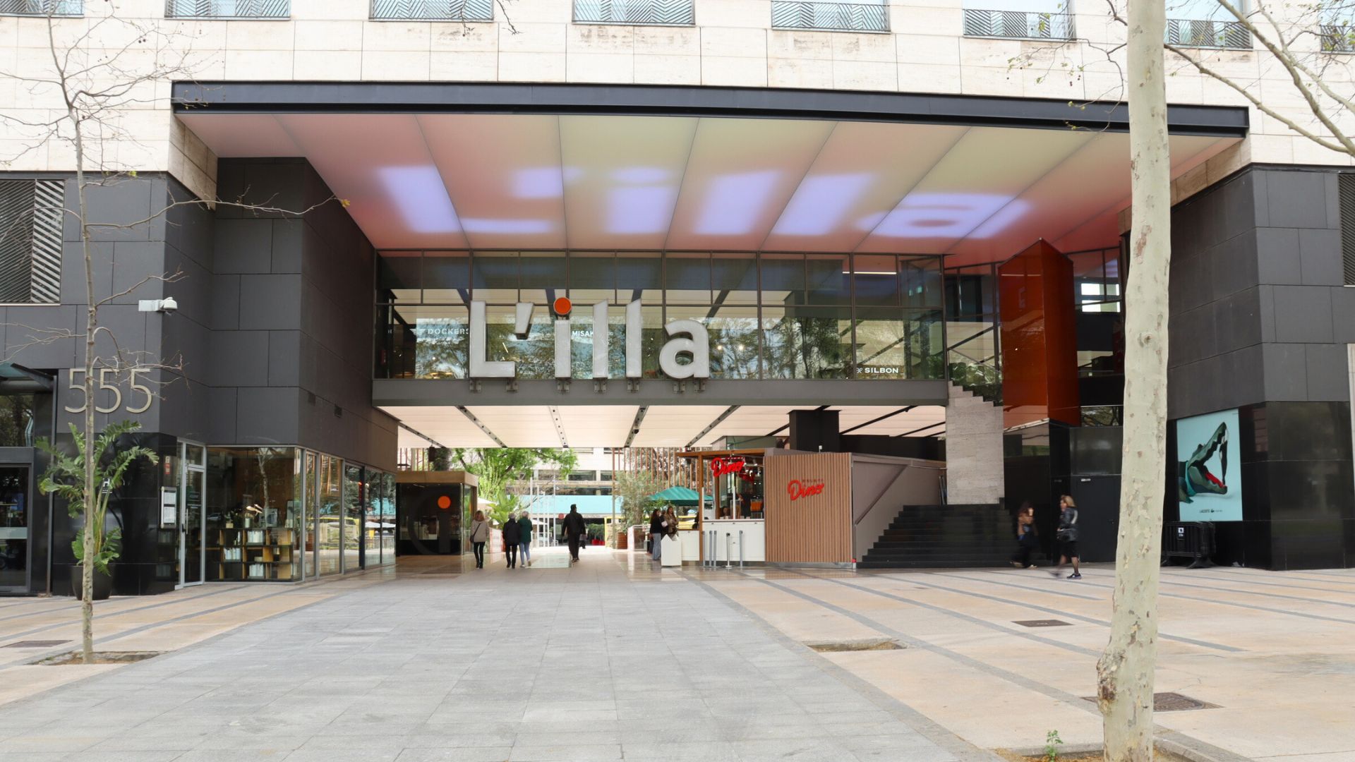 L'illa Diagonal shopping center is leading the way in innovation with a digital marquee that transforms the experience of its main entrance