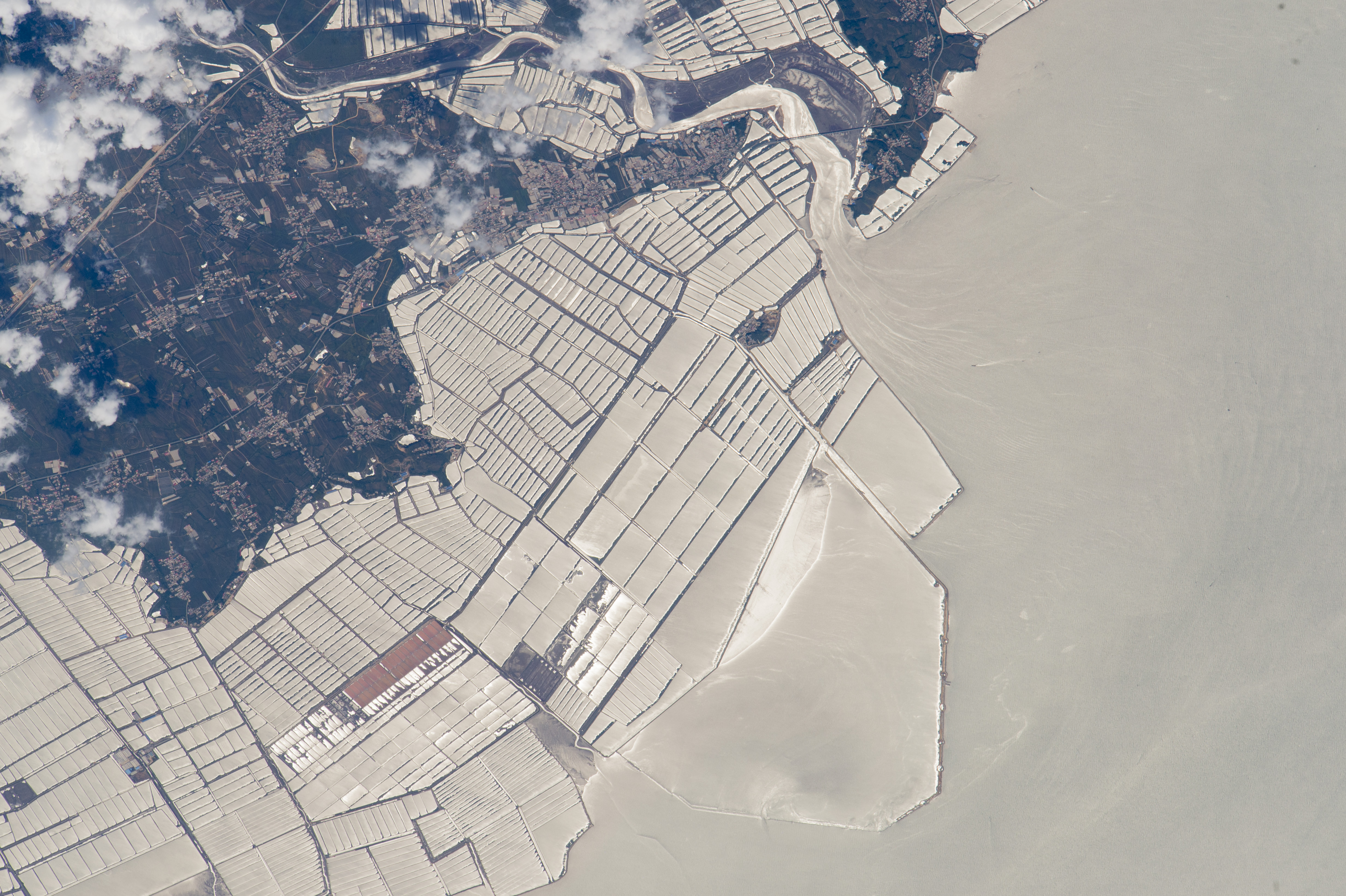 Uncovering the extent of marine built structures
