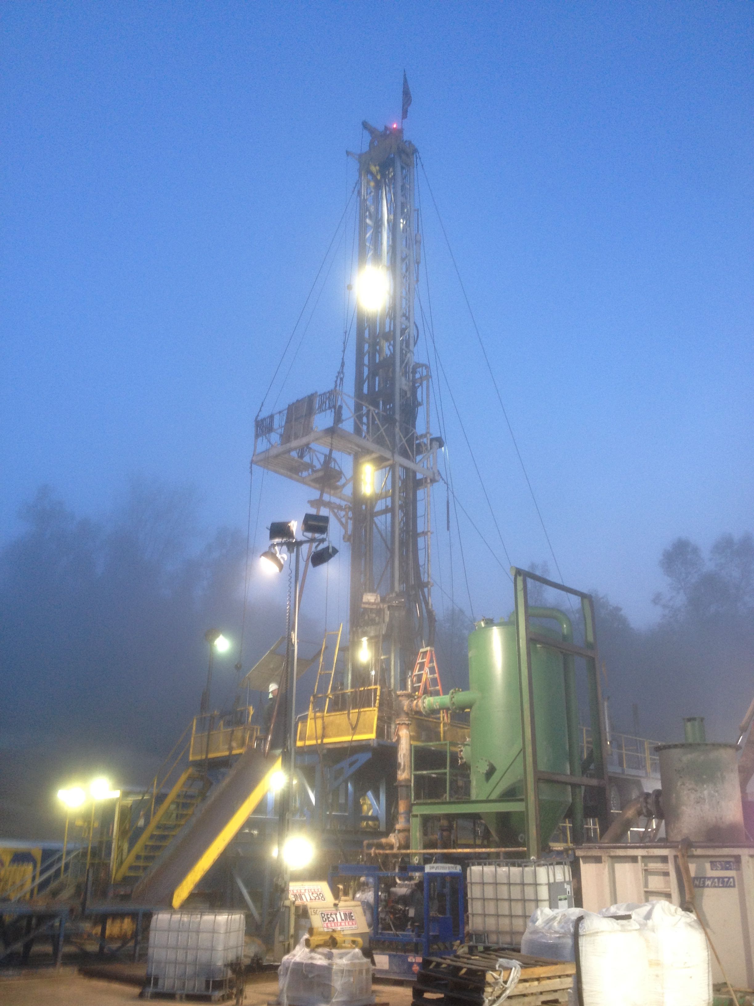 How does microbial life persist in 2,500-meter deep shale rock after hydraulic fracturing?