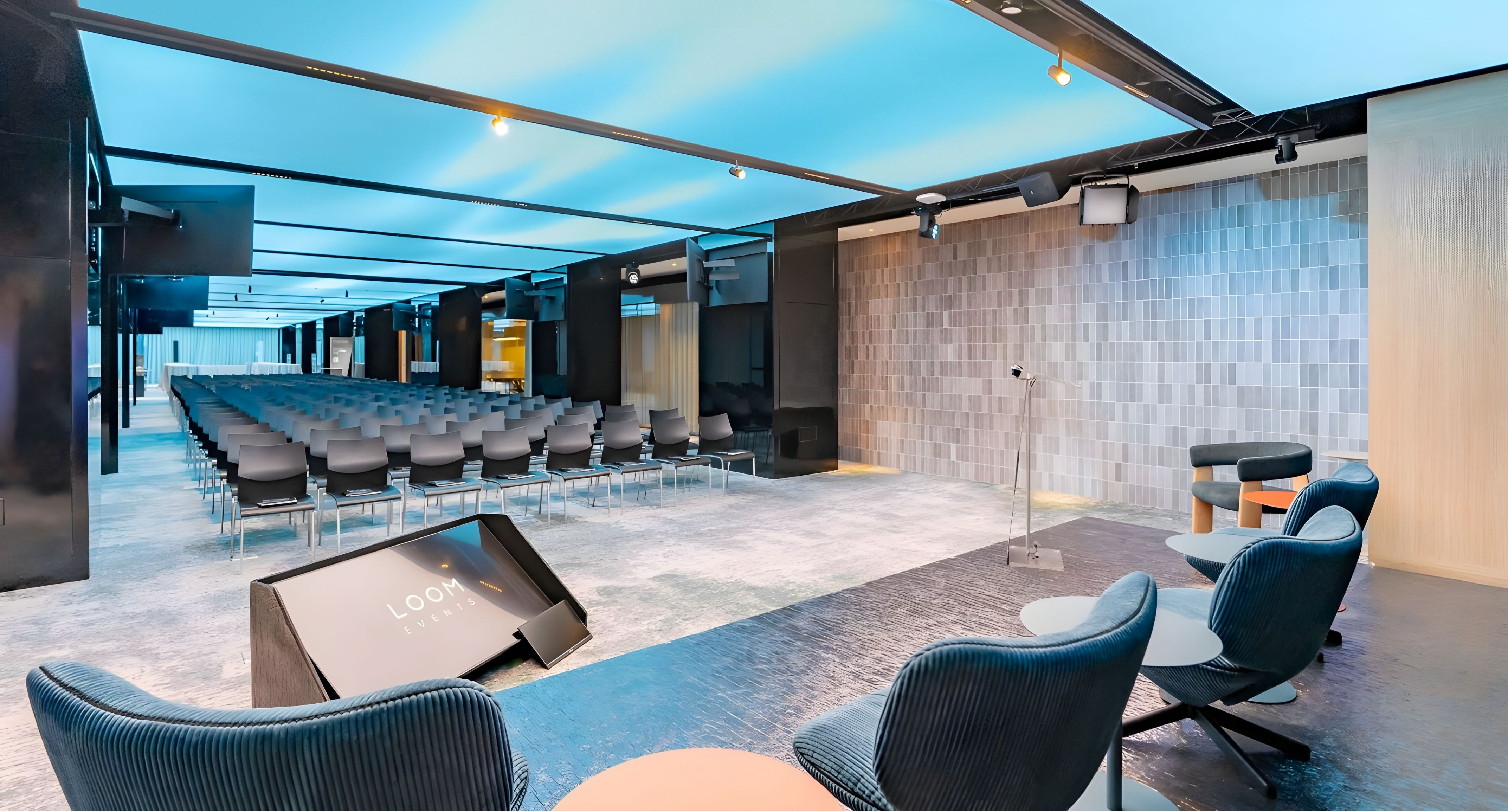 Nuevas narrativas lumínicas en arquitectura y diseño a través de la iluminación digital, incluyendo fachadas, marquesinas y techos dinámicos