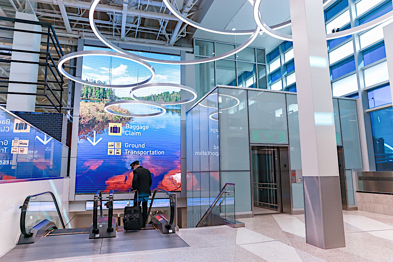 Airport digital display & digital signage
