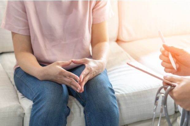 How can pharmacists support patients with ovarian cancer?