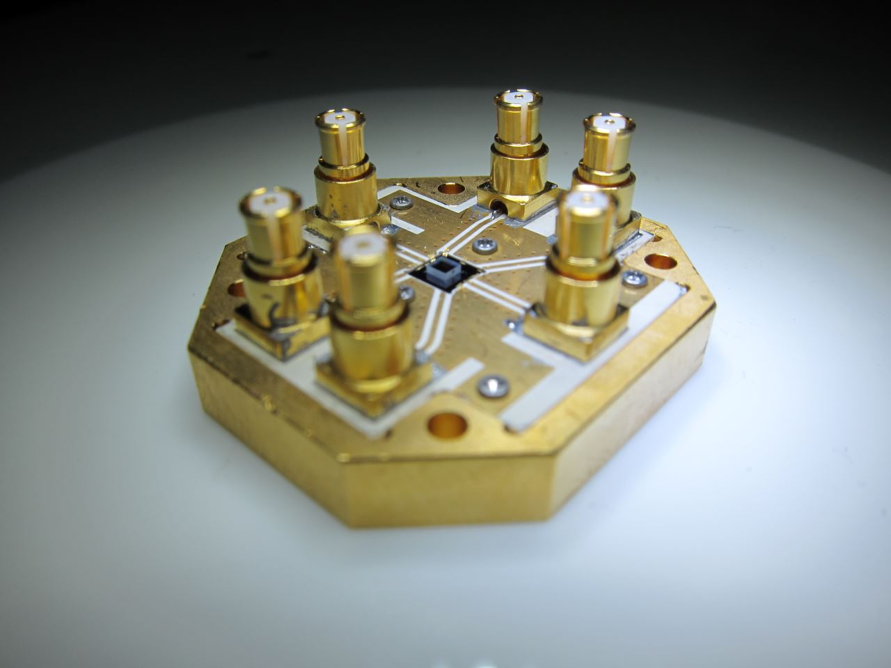 A single superconducting artificial atom senses solid-state spins