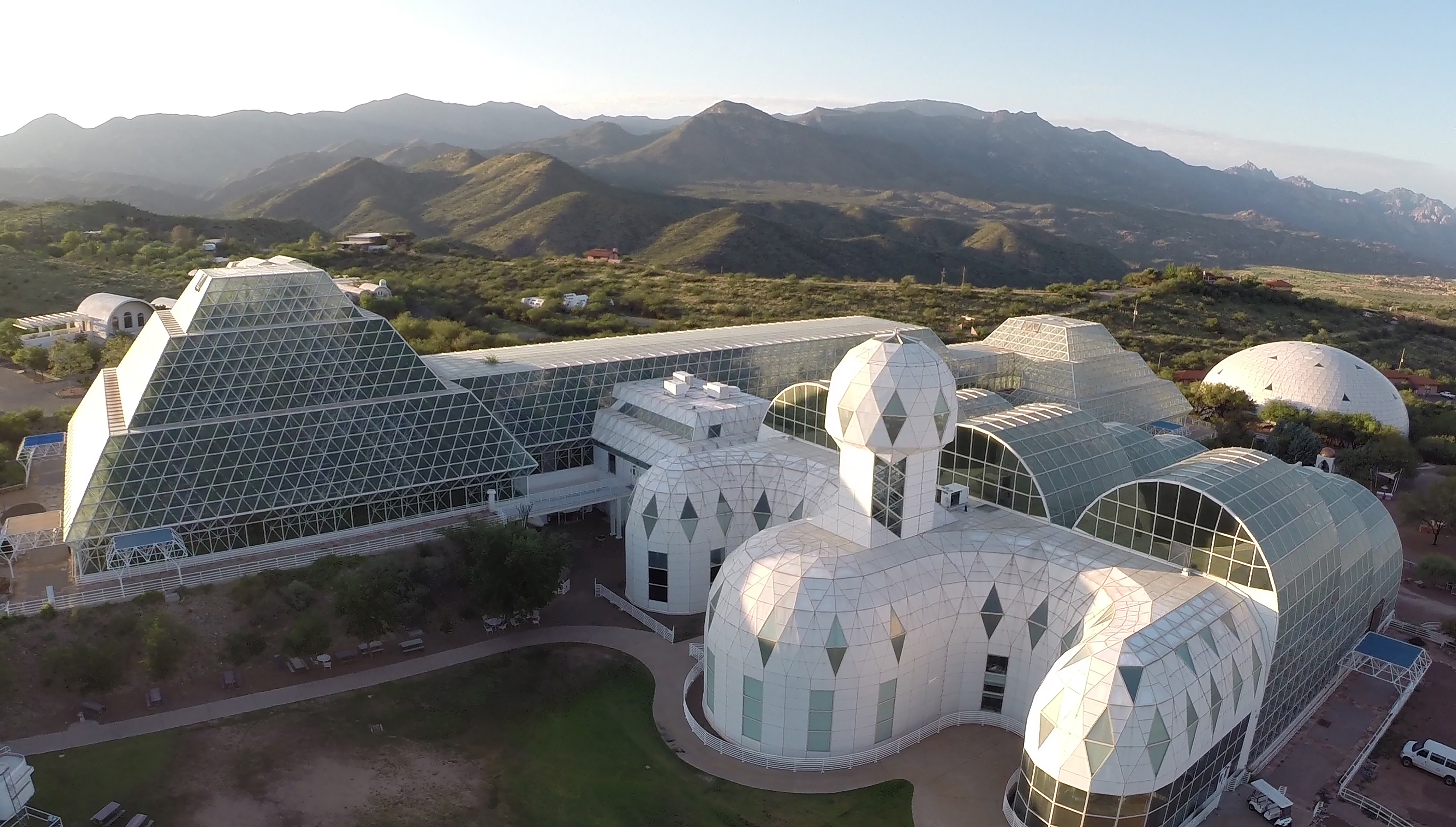 Photosynthetic resilience to a warmer world is revealed by a tropical forest under glass