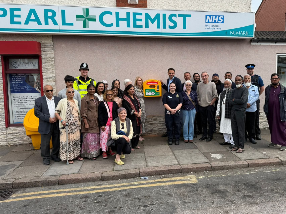 ‘They should be everywhere!’: MP unveils pharmacy’s new defibrillator