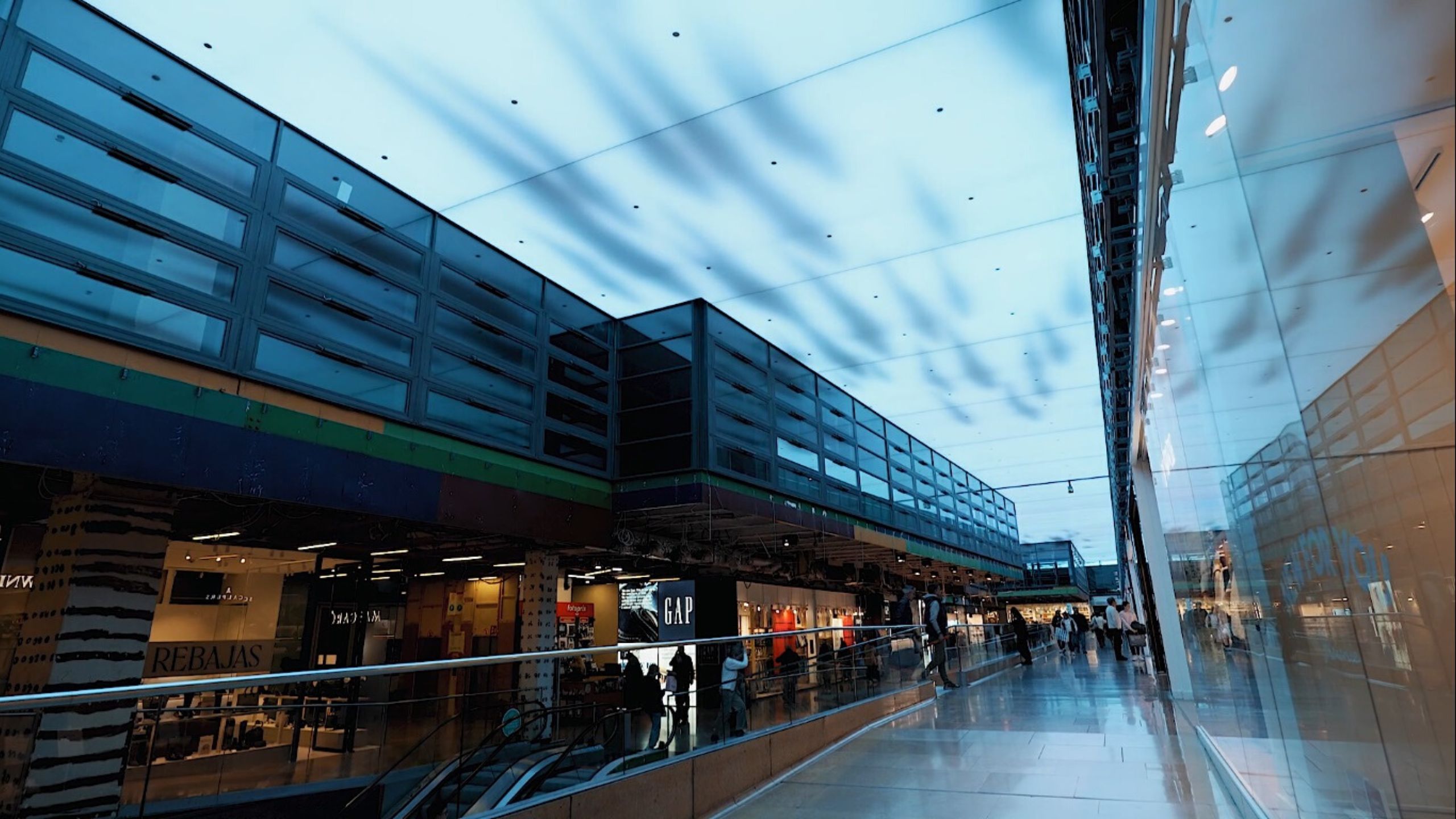 A gigantic digital lighting canvas spanning 1,100 sqm captivates at the L'illa Diagonal shopping center