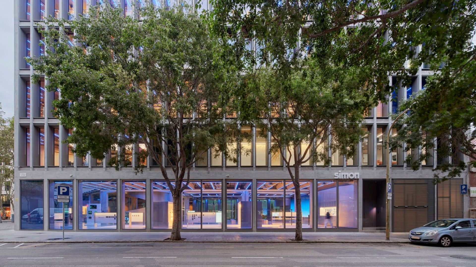 Simon brilla en el festival Llum BCN 2025 con la instalación Trànsit y Media facade