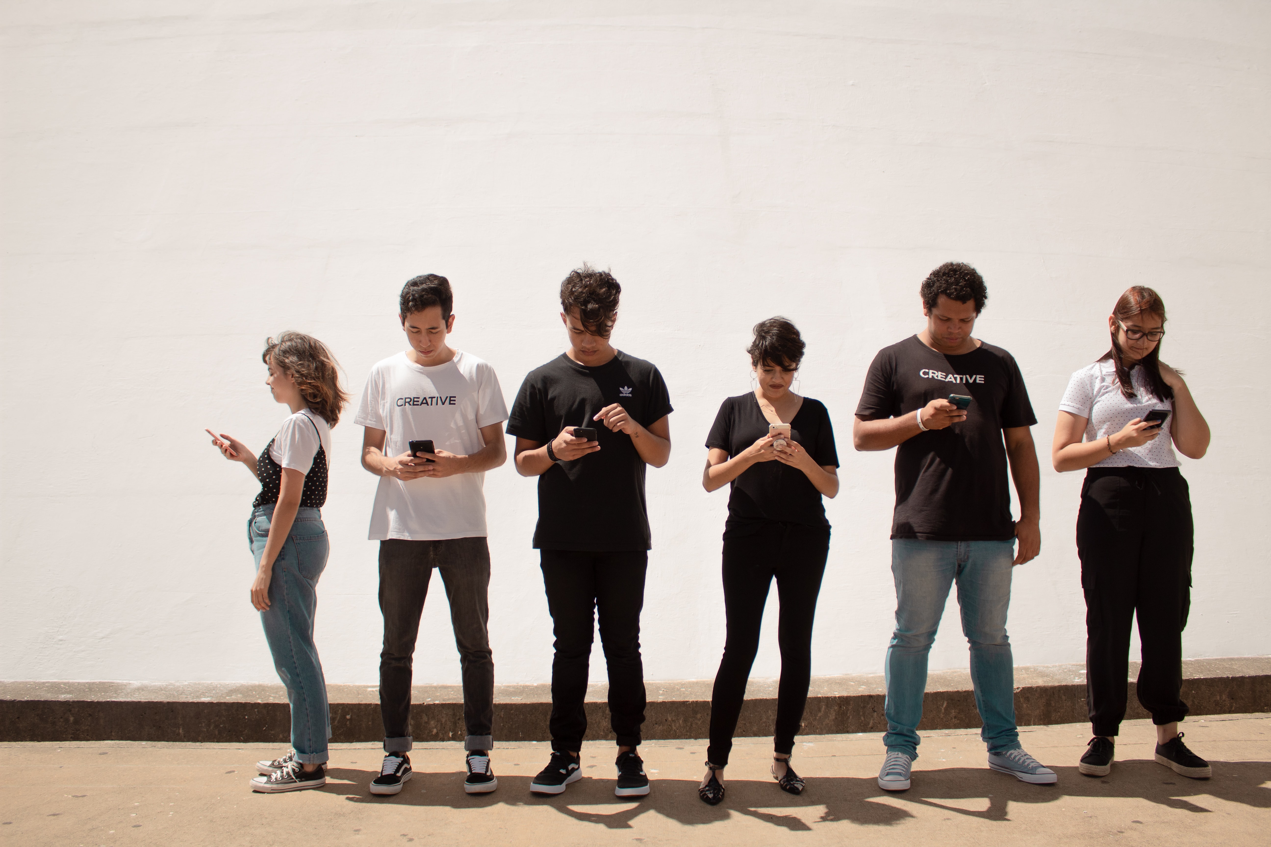 “Soo cringe!” Aggressive group norms and conformity behavior in WhatsApp chats