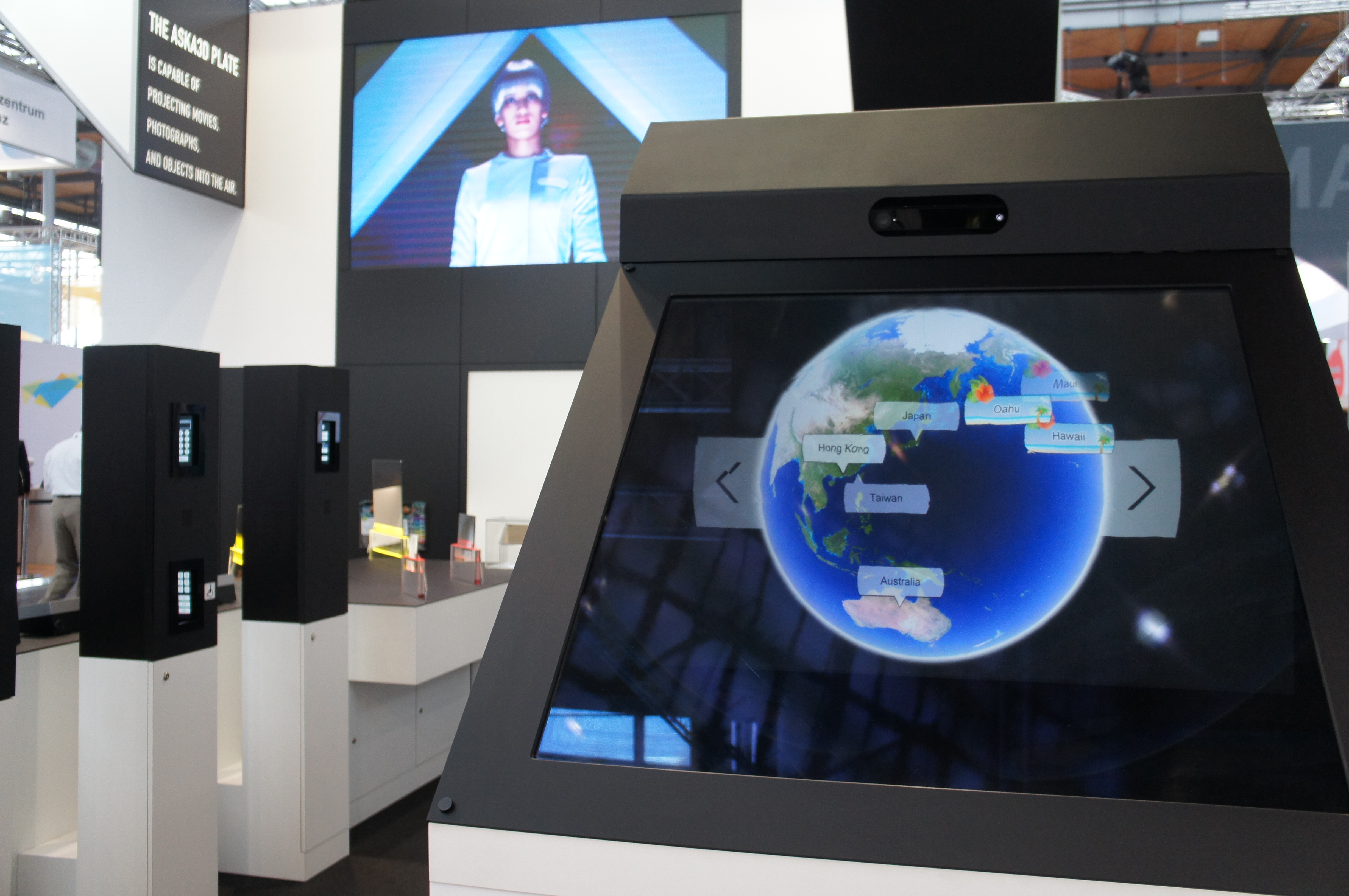 What is ASKA3D's Holographic Display?