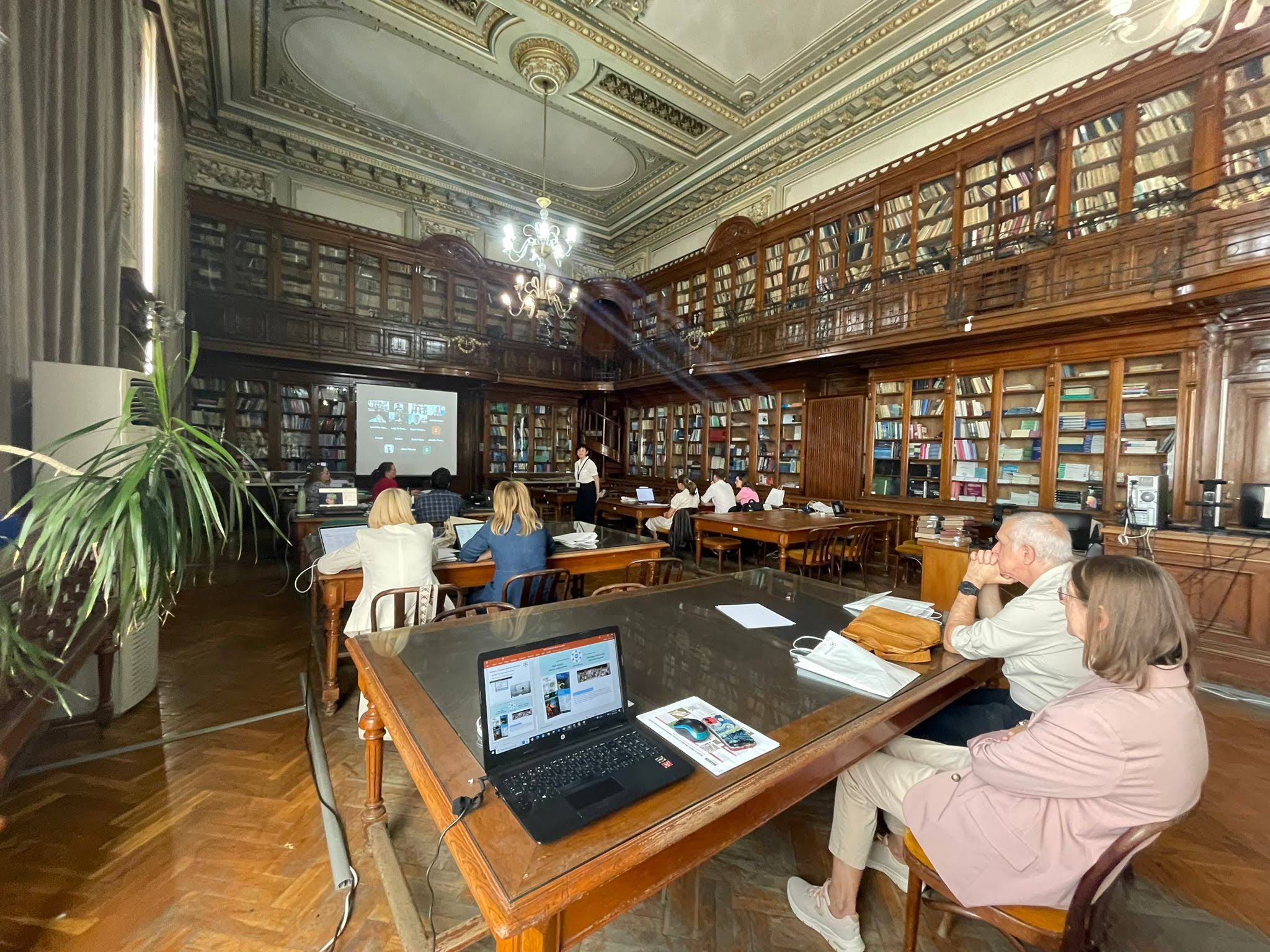 Small but impactful – Promoting visual literacy in bio-molecular sciences education