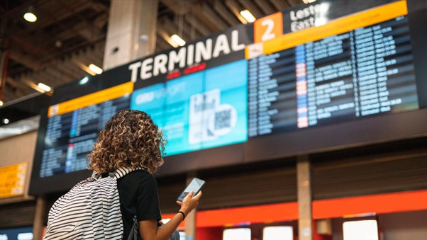 En los aeropuertos, la señalización digital tiene un efecto positivo para lo que te preocupa