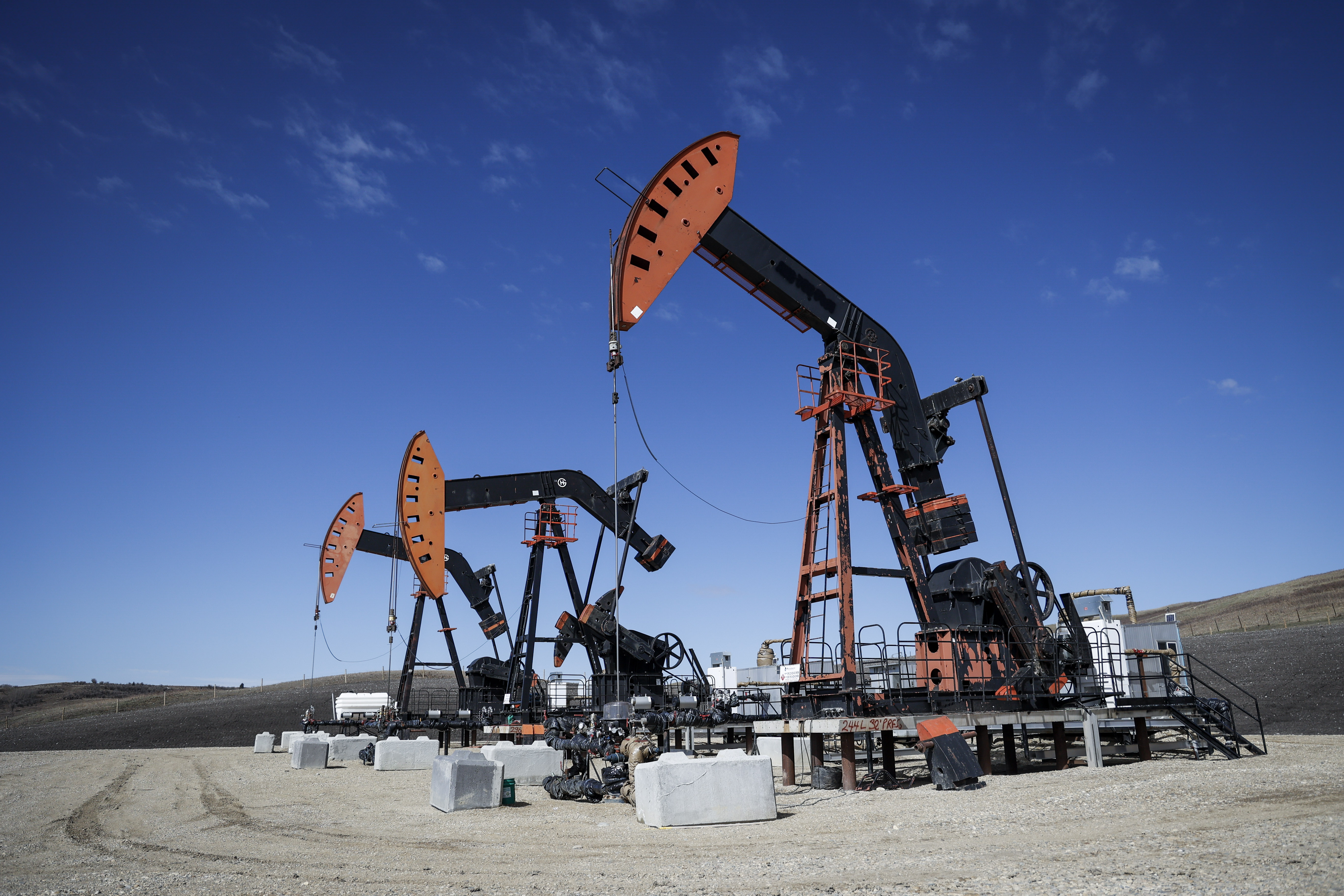 Hybrid Framework for Tracking Canada's Oil and Gas Methane Emissions