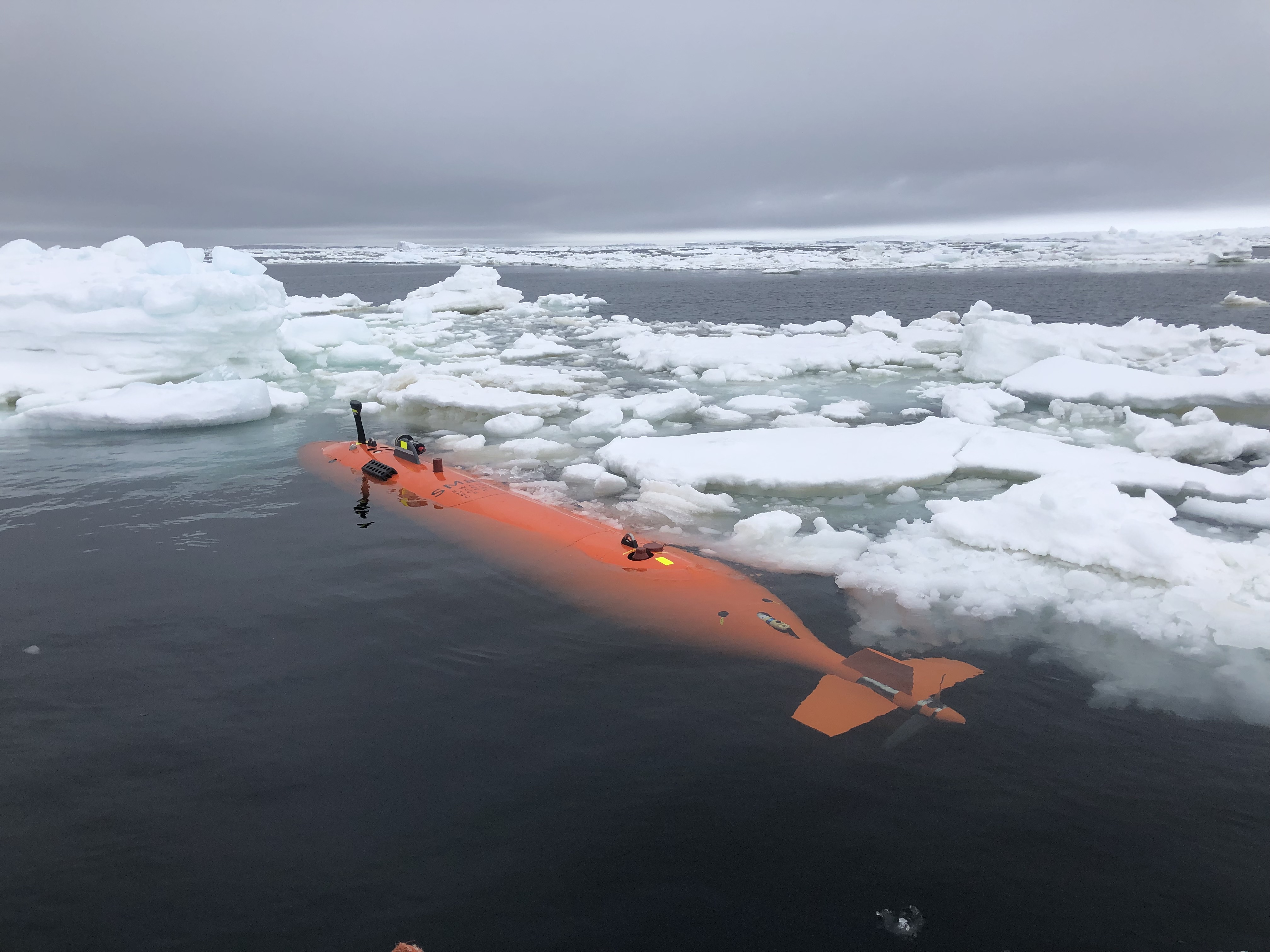 Orange submarine 'Rán' explores the sea floor in front of Antarctica’s Thwaites Glacier