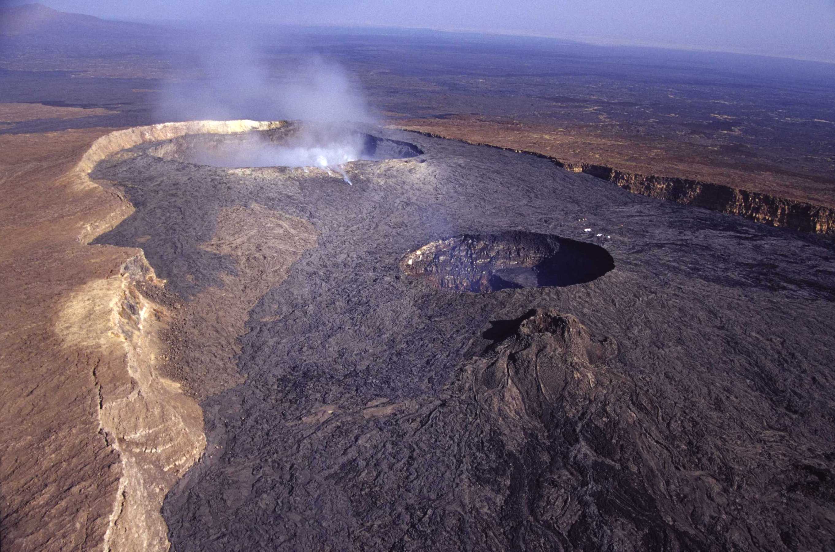 Eruption at basaltic calderas forecast by magma flow rate