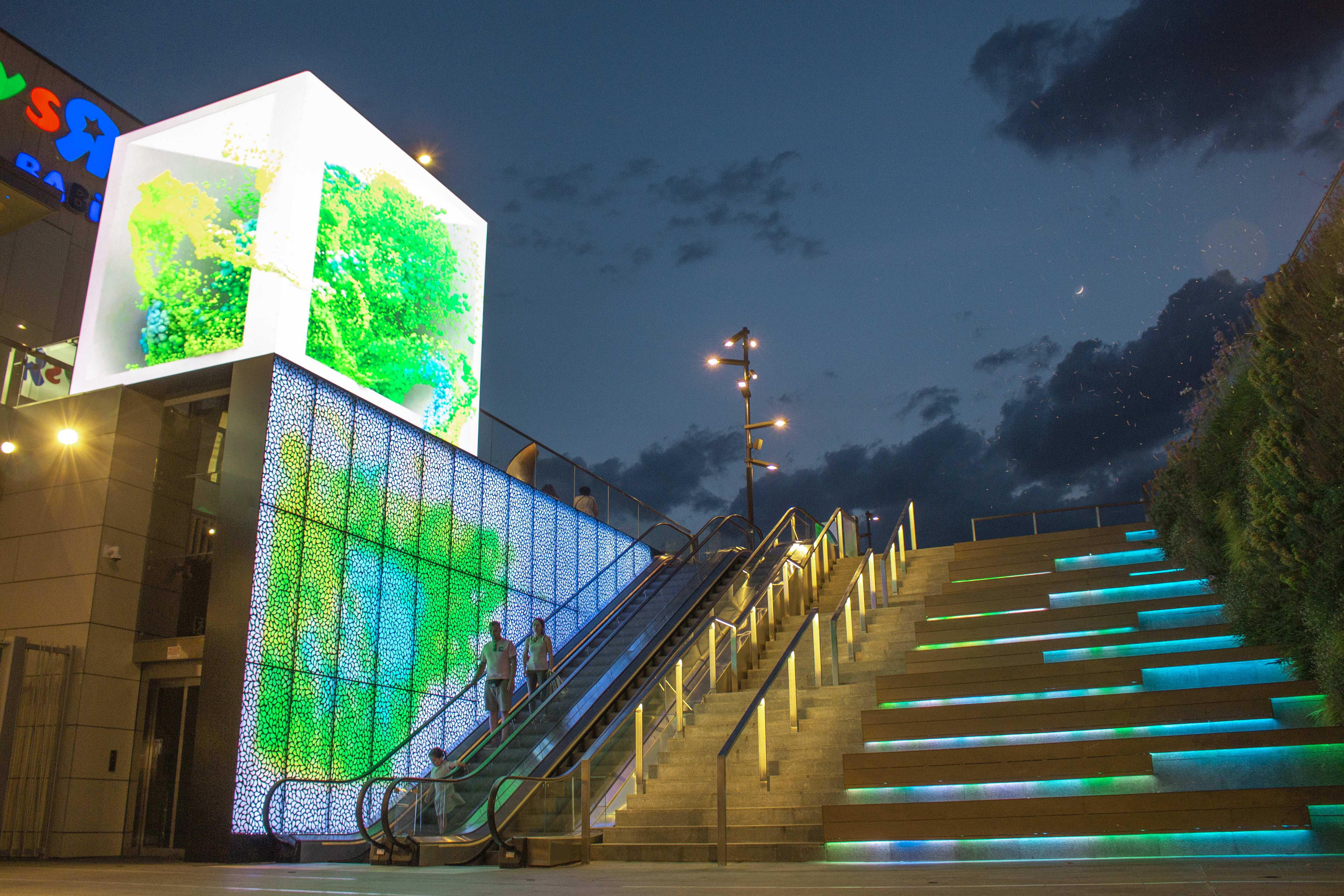 digital facade in Puerto Venecia