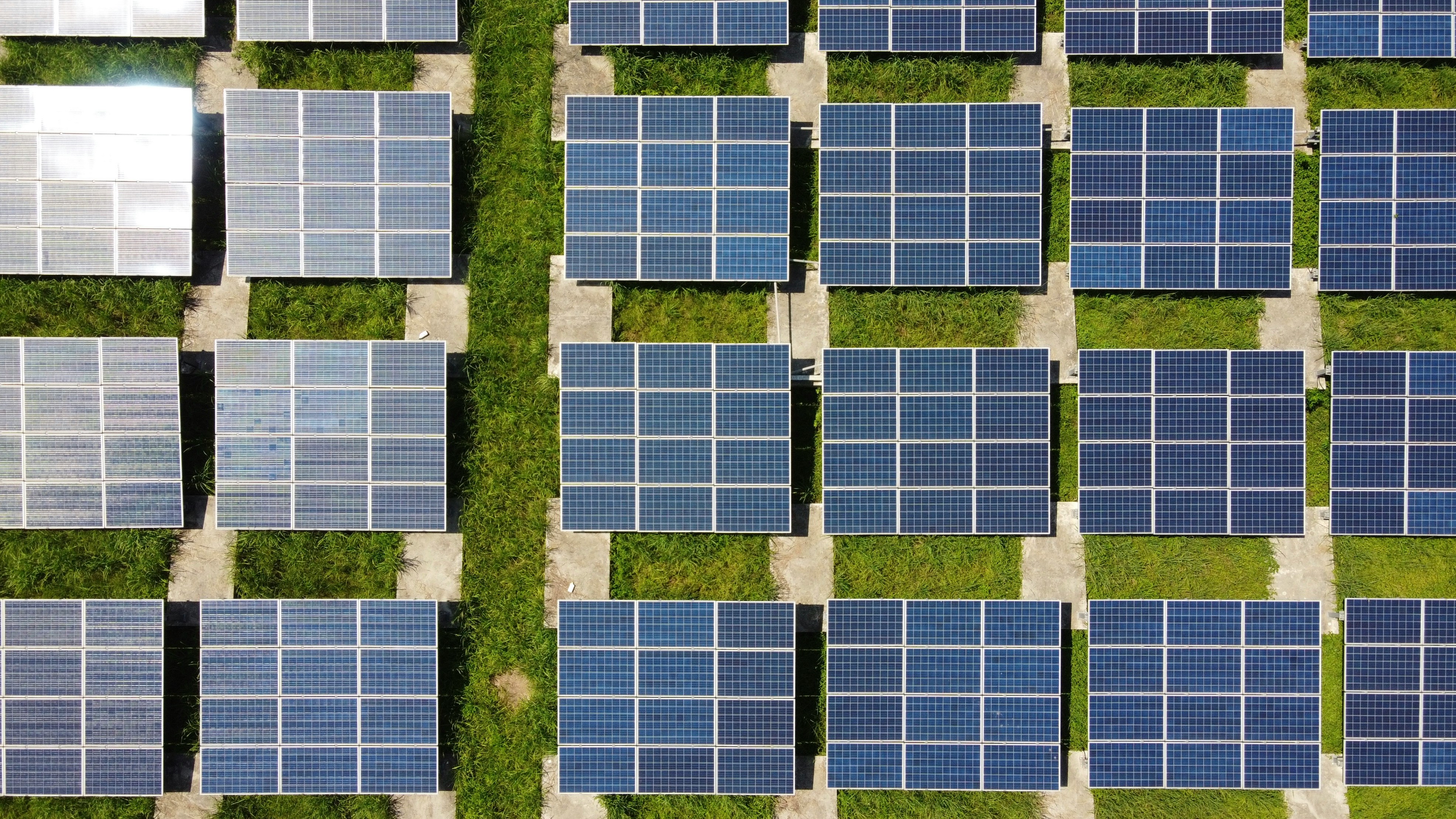 Voltage regulation in PV-rich distribution networks: an edge pipelined intelligent computing approach